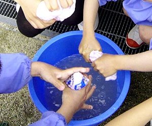 雑巾が絞れない子ども